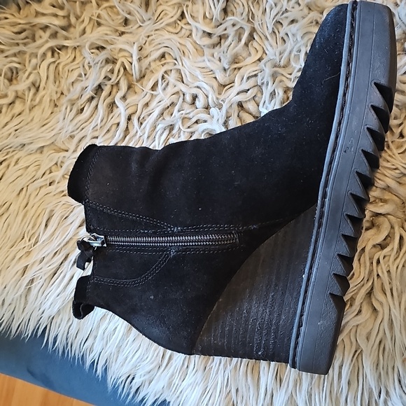 Sofft. Black Ankle Boots with Side Zipper and Rounded Toe - Picture 2 of 3